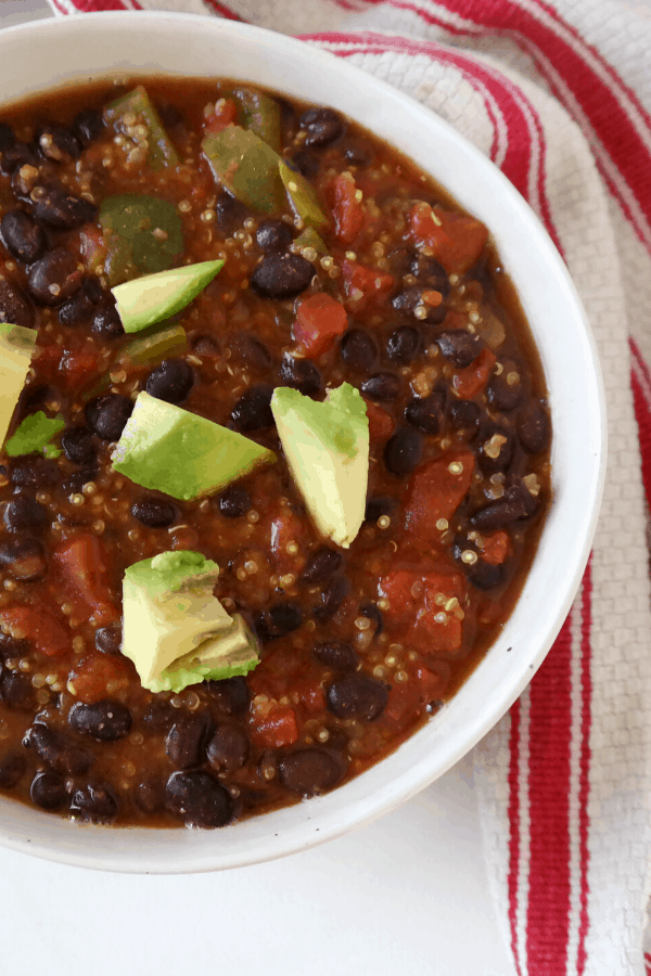 This super quick 20-minute vegan black bean quinoa chili contains less than 10 ingredients, is oil free, whole food plant based, soy free, and gluten free. One serving contains 450 calories and over 22 g of plant based protein!