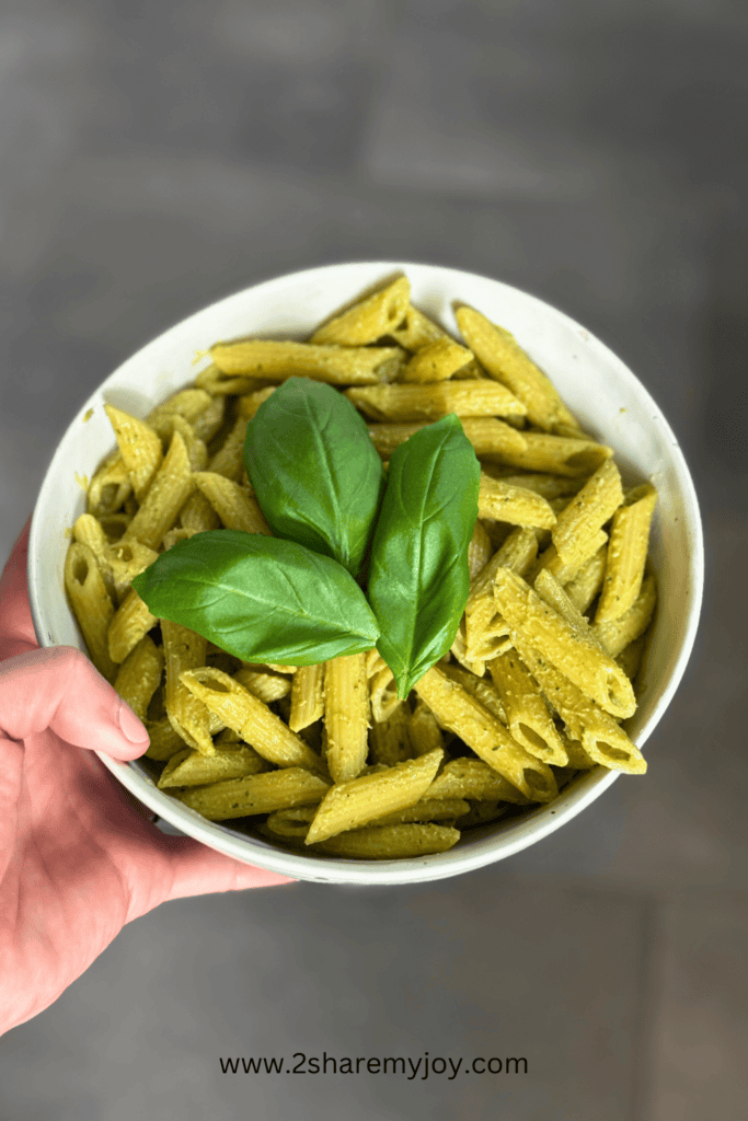 Today, we’re whipping up a vibrant and creamy Avocado Basil Pesto Pasta that’s perfect for a quick lunch or a comforting dinner. One serving contains 470 calories and 22g of protein!
