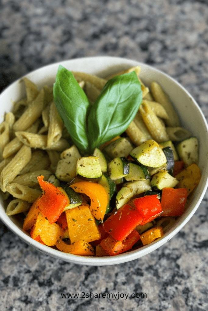 Fuel your body with 470 calories and 22g of protein in this delicious Creamy Avocado Basil Pesto Pasta. Vegan and satisfying! Get the recipe now