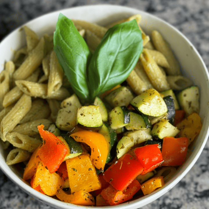 Fuel your body with 470 calories and 22g of protein in this delicious Creamy Avocado Basil Pesto Pasta. Vegan and satisfying! Get the recipe now